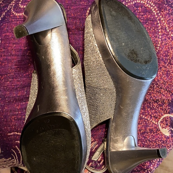 Silver/ gray heels - Picture 4 of 9